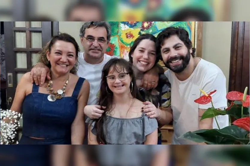  Fabíola, com a família: marido Hélio, filhas Luiza e Natália, e o genro André 