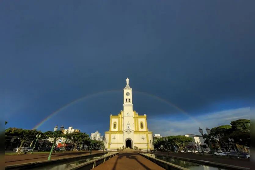  Foto mostra a Catedral de Apucarana e um arco-íris 