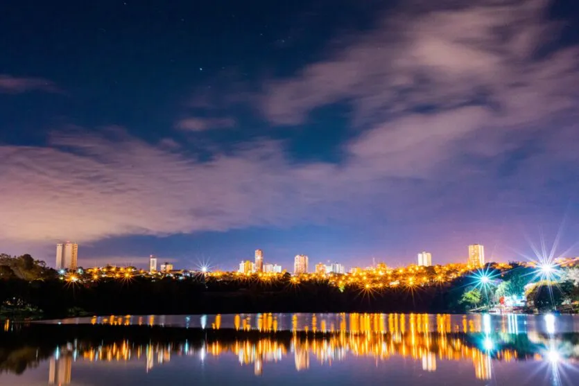  Foto mostra o reflexo dos prédios no lago 