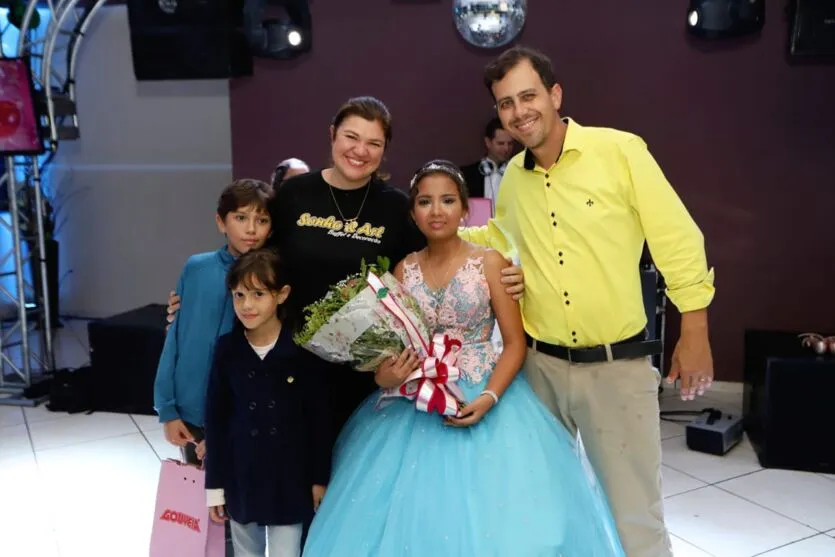 Jovem que venceu o câncer ganha festa de 15 anos, em Apucarana