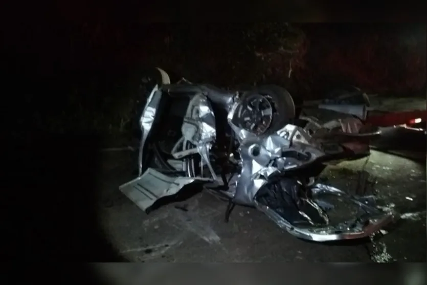 Motorista de 38 anos morre após bater contra árvore em Apucarana