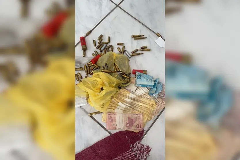  Munições e dinheiro foram encontrados no quarto do jovem 