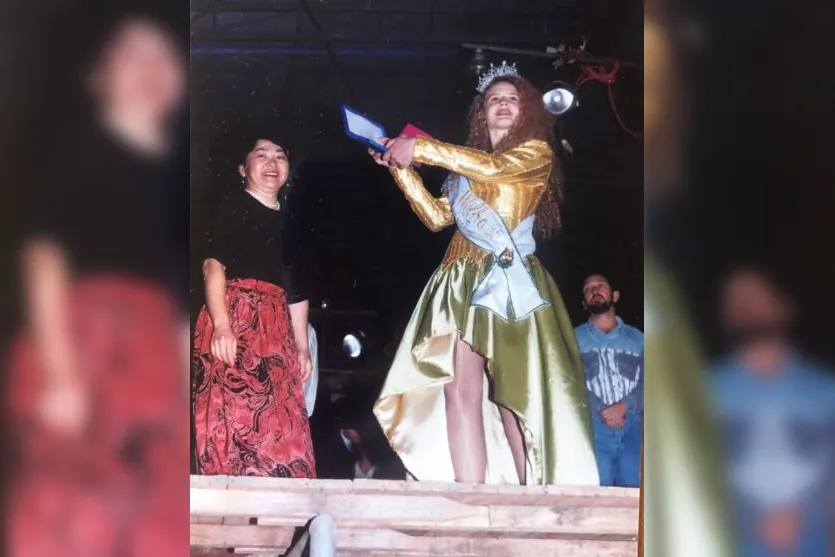  Rosimeire de Lara Boico Mendes, primeira rainha da festa, em 1995 