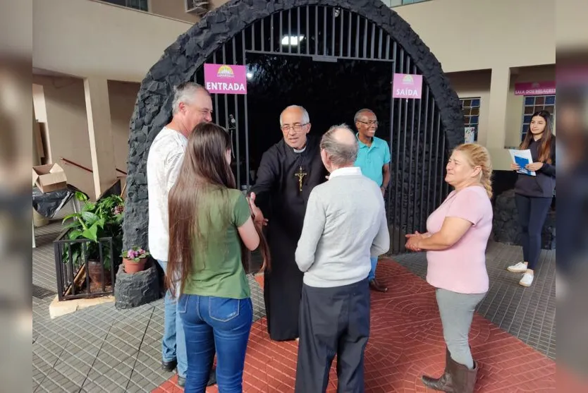  Todos foram recebidos pelo pároco, Padre José Natalício 