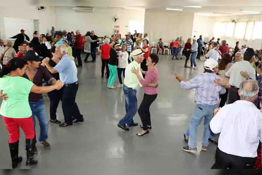  A atividade física promovida pela dança combate o sedentarismo, o isolamento social e ajuda a prevenir a depressão 