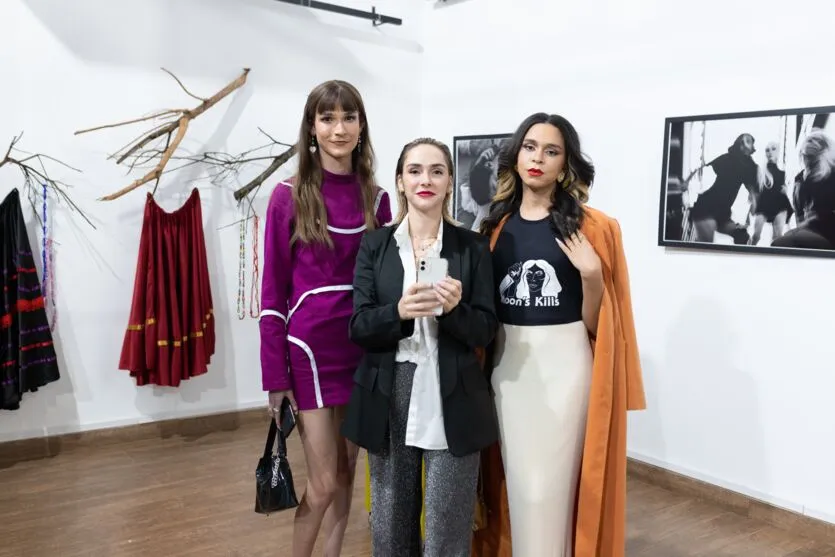  A fotógrafa com as modelos da foto ao fundo, Olga e Sasha 