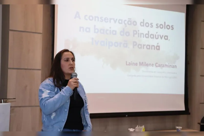  A palestra foi ministrada pela geógrafa Laine Milene Caraminan 