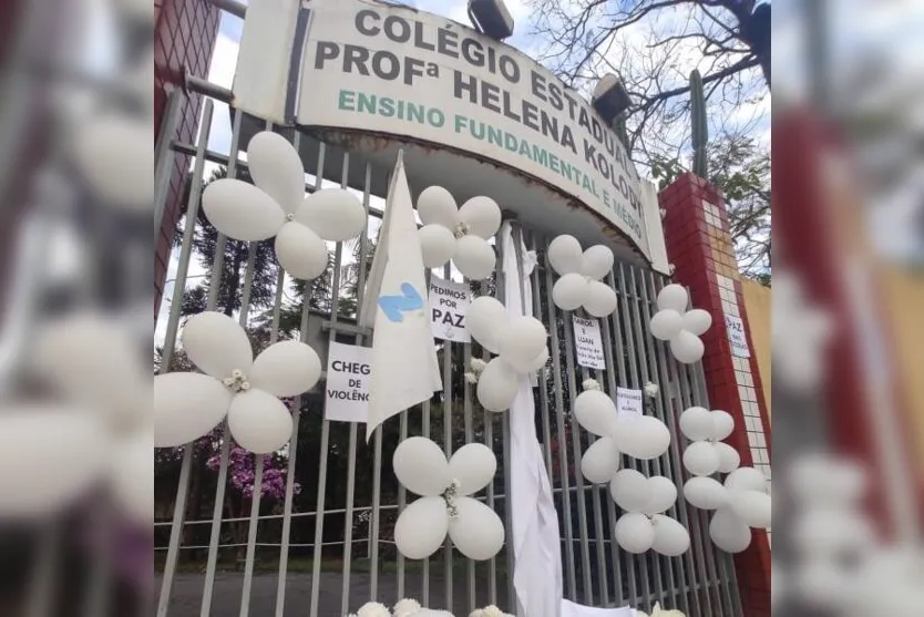  Balões e cartazes com pedido de paz ganharam espaço na frente da escola 