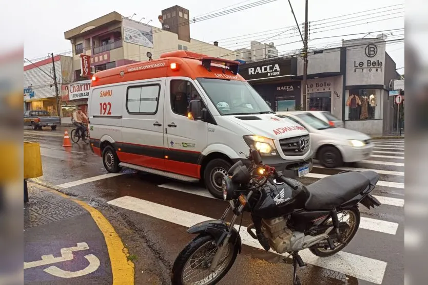 Carro atinge motocicleta na Avenida Arapongas e deixa homem ferido
