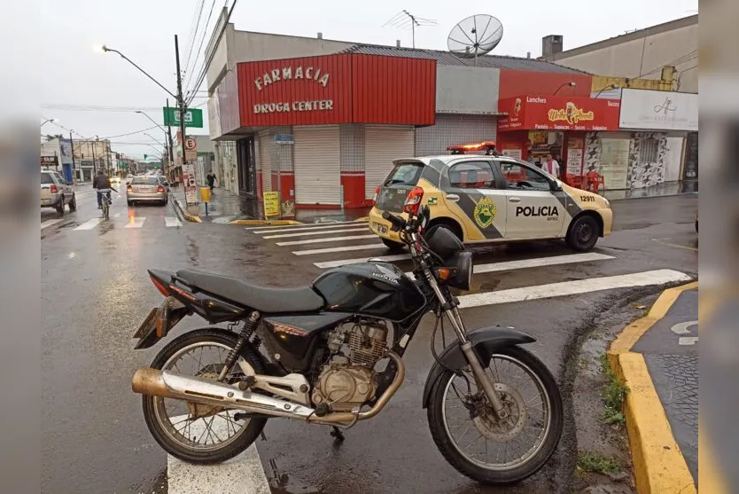 Carro atinge motocicleta na Avenida Arapongas e deixa homem ferido