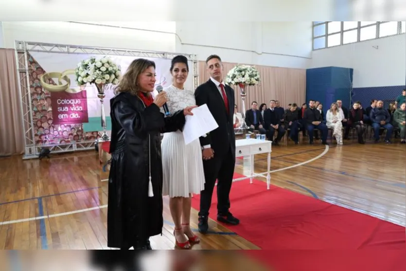 Casamento comunitário oficializa união de 82 casais; veja fotos