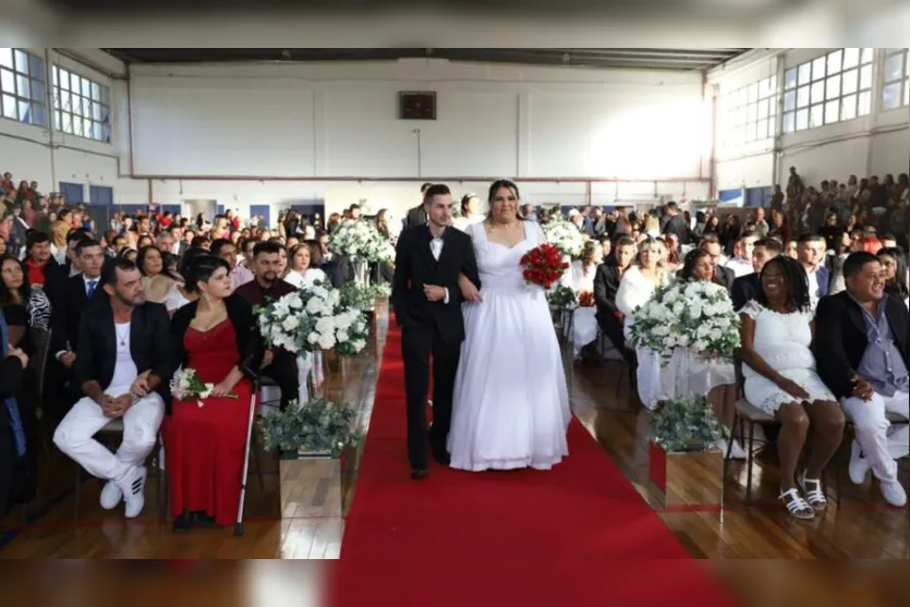 Casamento comunitário oficializa união de 82 casais; veja fotos