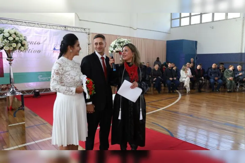 Casamento comunitário oficializa união de 82 casais; veja fotos