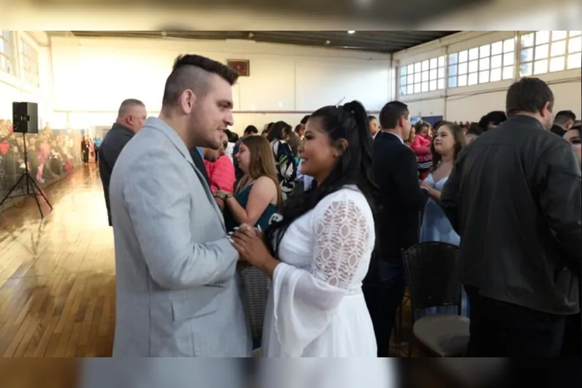 Casamento comunitário oficializa união de 82 casais; veja fotos