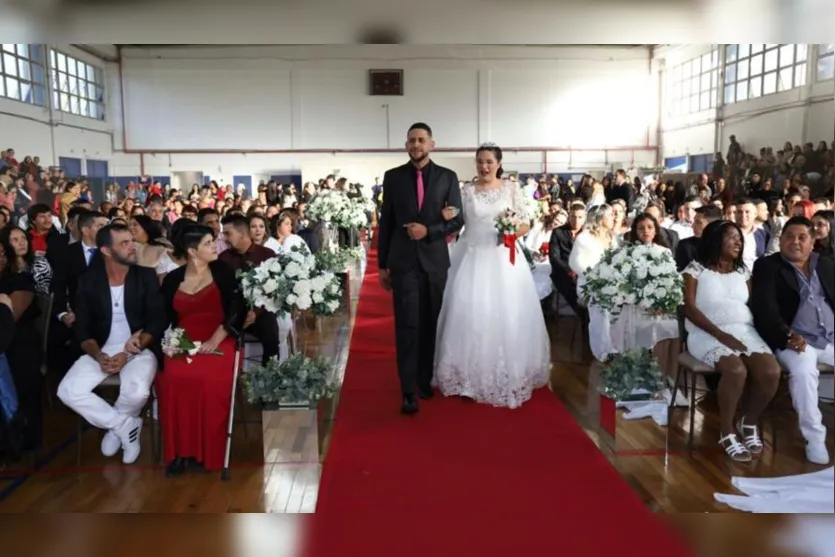 Casamento comunitário oficializa união de 82 casais; veja fotos