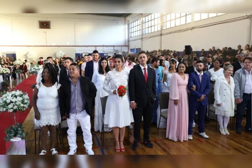 Casamento comunitário oficializa união de 82 casais; veja fotos