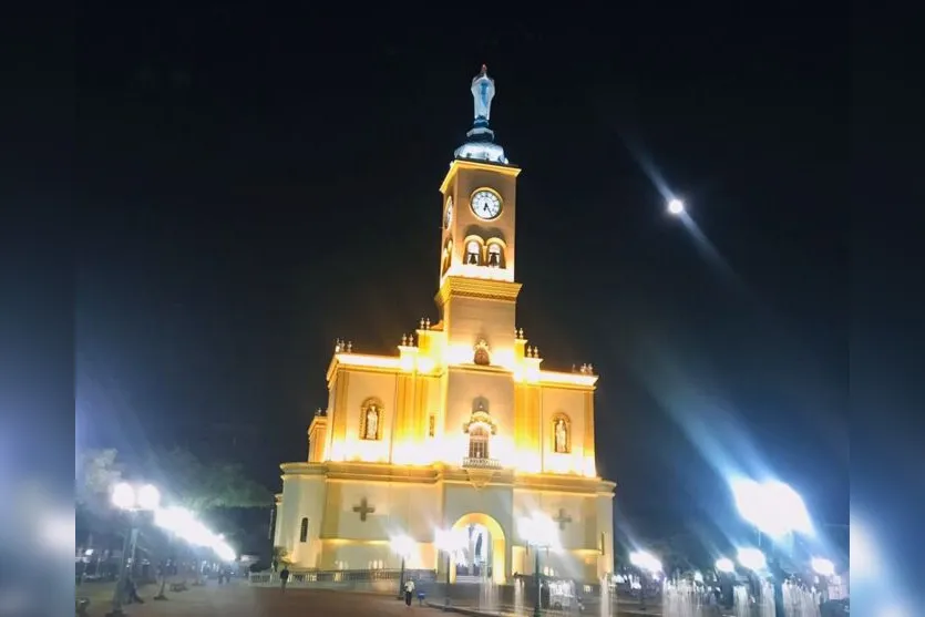 Catedral de Apucarana testa nova iluminação e encanta pela beleza