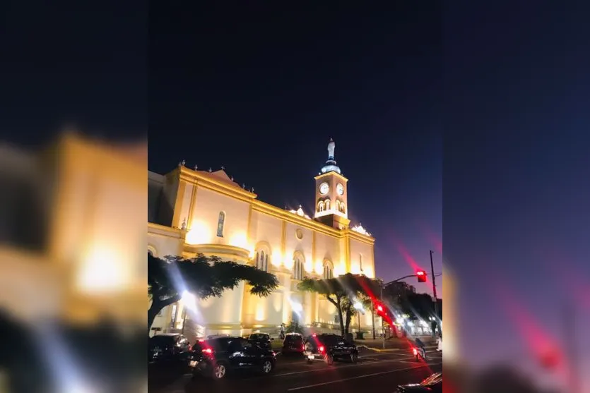 Catedral de Apucarana testa nova iluminação e encanta pela beleza