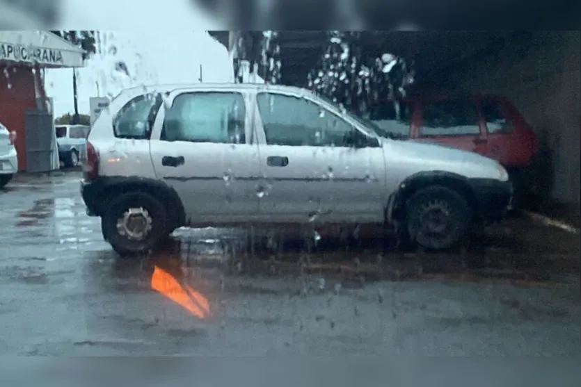  Dono do carro providenciou novas rodas e bateria para que o veículo fosse levado à delegacia 