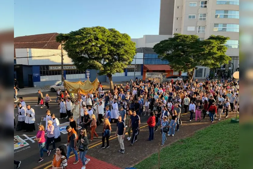  Fiéis caminharam pela região central da cidade, decorada com os tradicionais tapetes, até a Catedral Nossa Senhora de Lourdes 