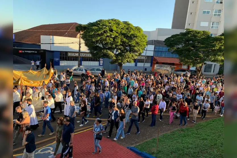  Fiéis caminharam pela região central da cidade, decorada com os tradicionais tapetes, até a Catedral Nossa Senhora de Lourdes 