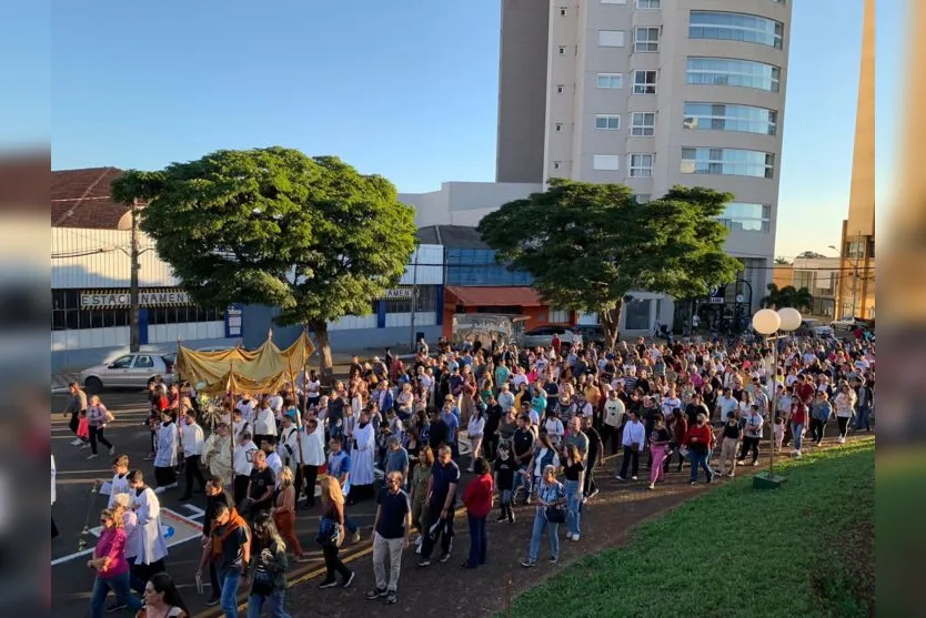  Fiéis caminharam pela região central da cidade, decorada com os tradicionais tapetes, até a Catedral Nossa Senhora de Lourdes 