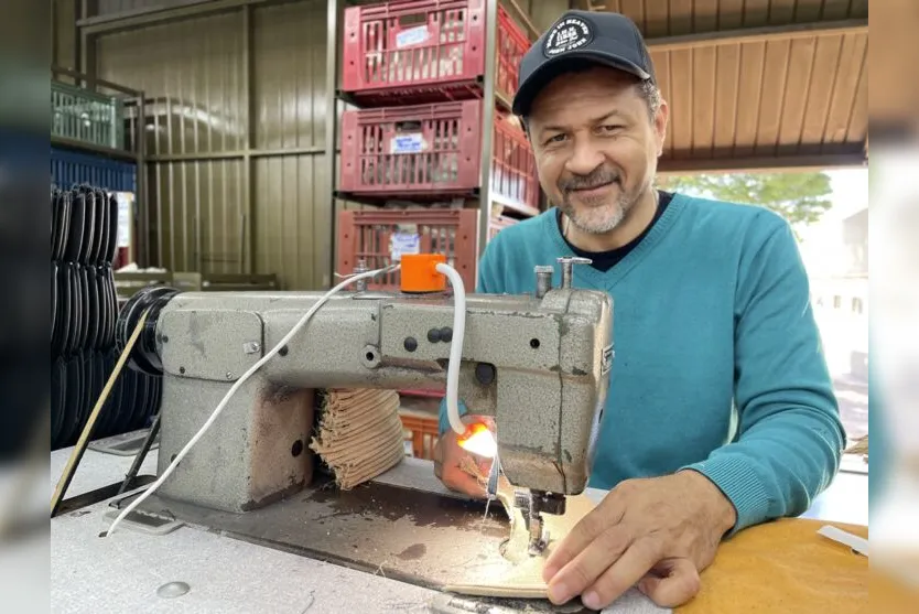  Jhon Jairo trabalha em uma fábrica de bonés em Apucarana 