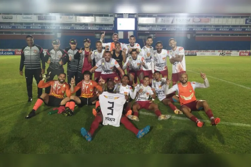  Jogadores comemoram após vitória em Curitiba 