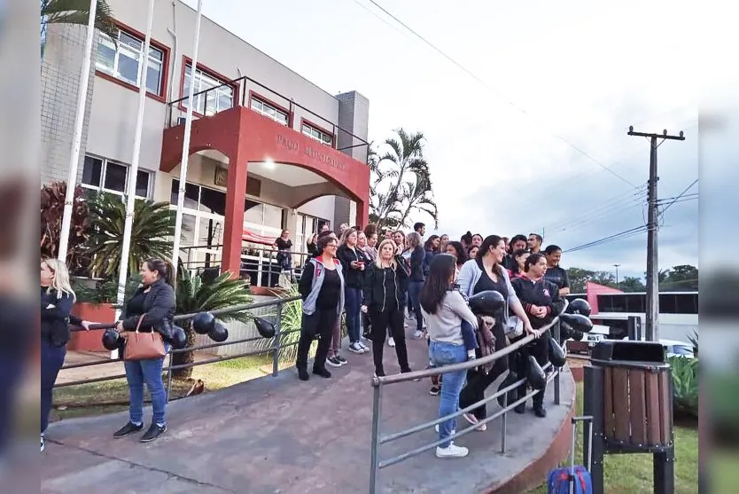  Manifestantes se reuniram em frente à prefeitura 