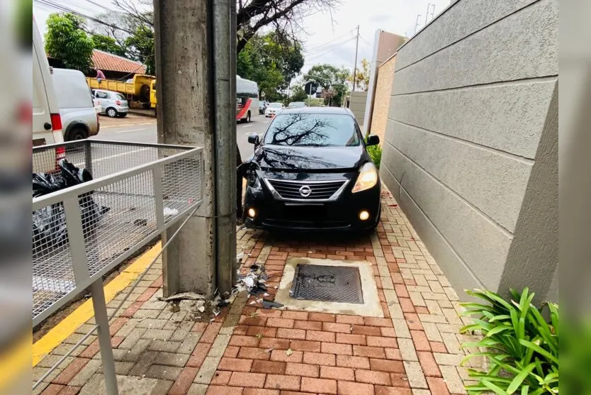  Motorista subiu na calçada e bateu em poste e árvore 