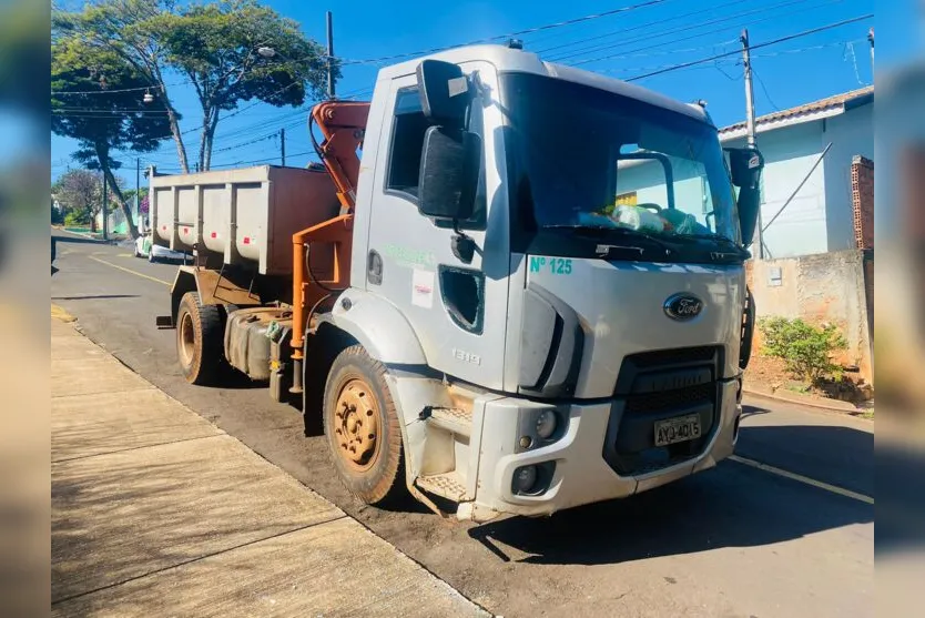  O caminhão enroscou no portão e fez com que a estrutura caísse 