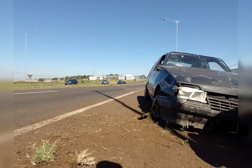  O carro invadiu a pista contrária 