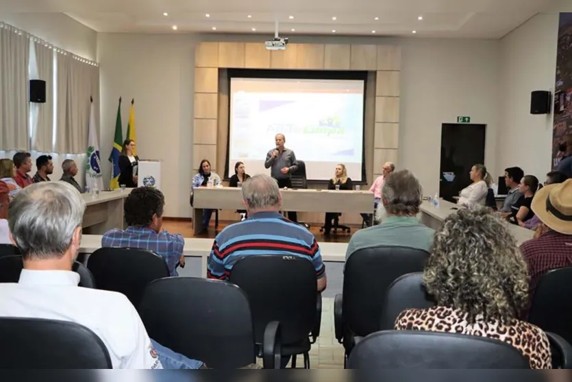  O prefeito de Ivaiporã, Carlos Gil, agradeceu aos produtores rurais por acreditarem no programa Cultivando Água Limpa 