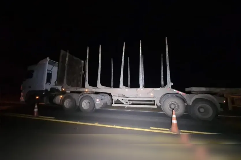  Ônibus colidiu lateralmente  com a carreta de um caminhão DAF XF 105, com placas de Manoel Ribas. 