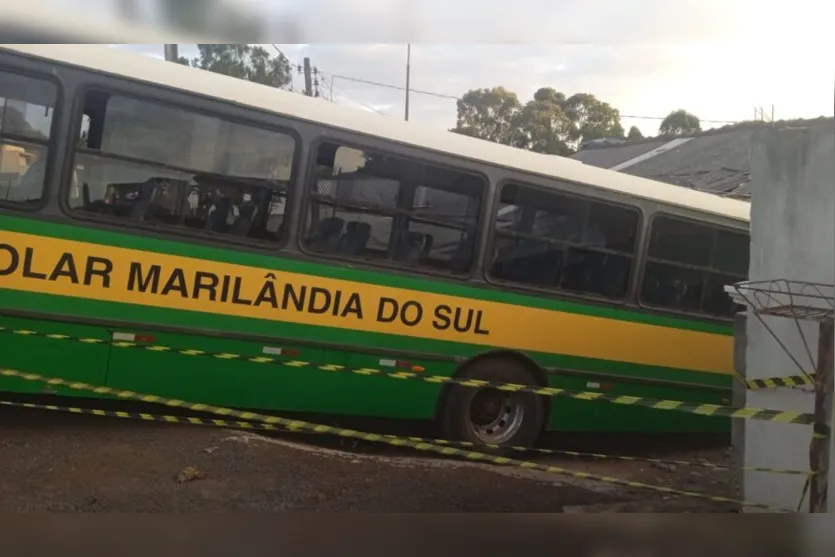  Ônibus da prefeitura invadiu a residência 