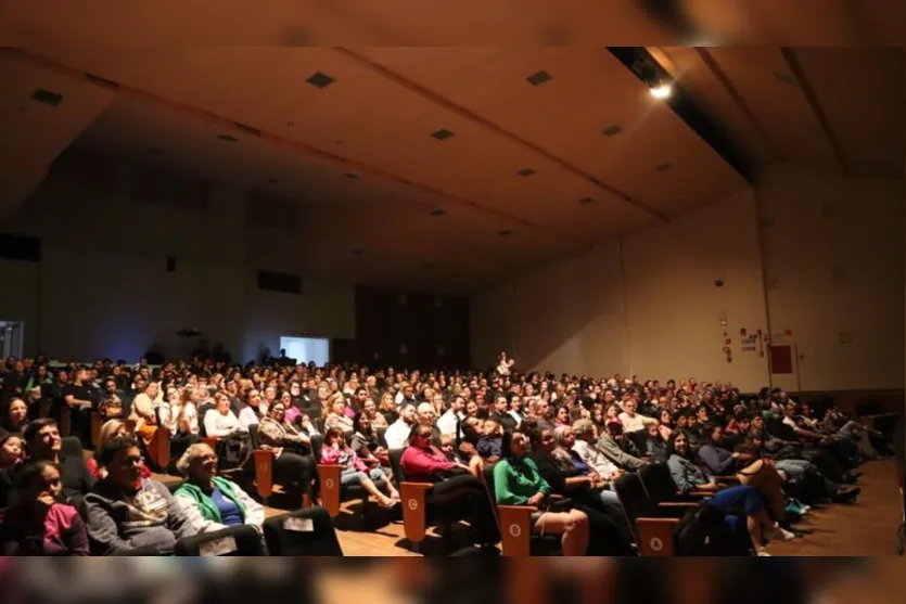  Público do Cine teatro Fênix, em Apucarana 