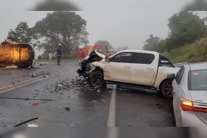  Se envolveram na colisão, um automóvel VW/Gol, uma Toyota/Hilux e um Toyota/Corolla 