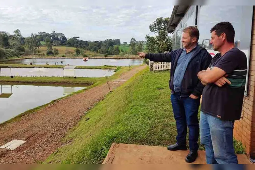  Secretário de Agricultura Claudinei Ferreira e o produtor Alexandre Rocca de Araújo o primeiro a aderir ao programa 