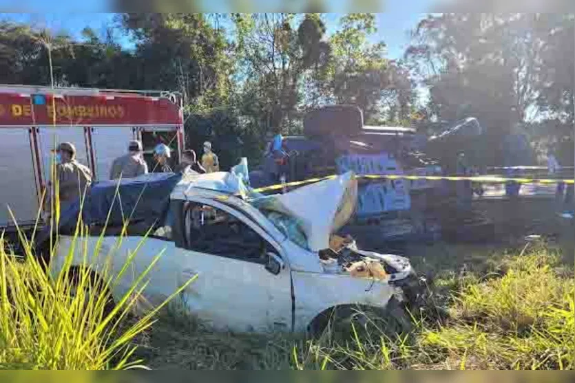  Uma criança que estava no Gol foi encaminhada com ferimentos graves 