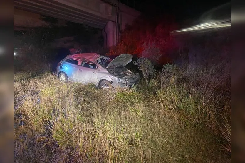  Veículo capotou na altura do pontilhão em Apucarana 