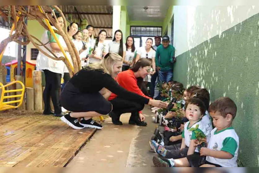  A entrega das mudas é uma parte importante da premiação oferecida aos vencedores da Caravana da Reciclagem 