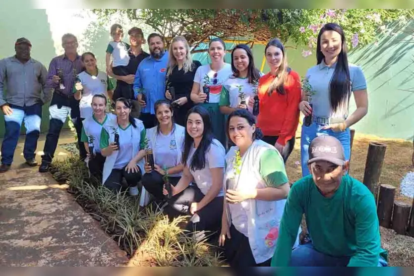  A entrega das mudas é uma parte importante da premiação oferecida aos vencedores da Caravana da Reciclagem 