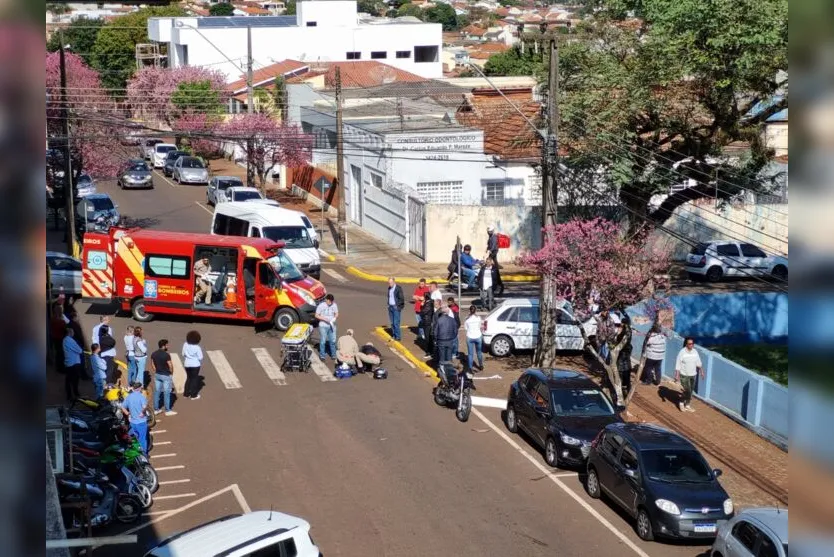  Acidente mobiliza bombeiros na esquina da Prefeitura de Apucarana 