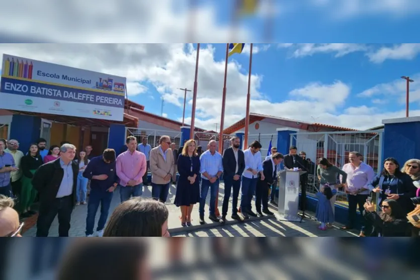  Autoridades e familiares da criança durante inauguração 