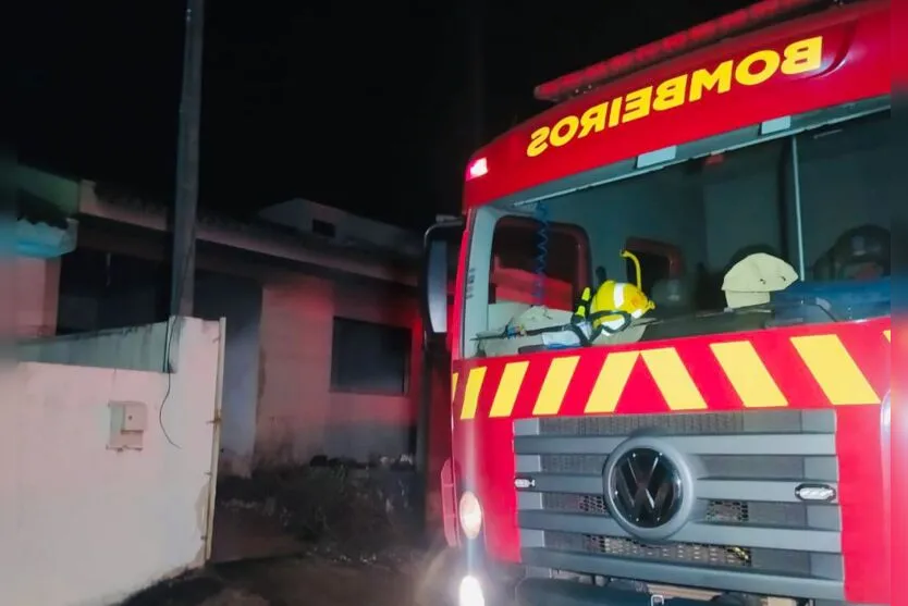  Bombeiros foram acionados para combater fogo em residência abandonada 