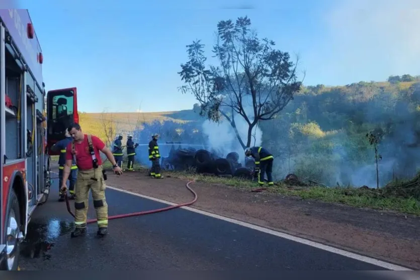  Caminhão pegou fogo após bater contra carro na PR-445 