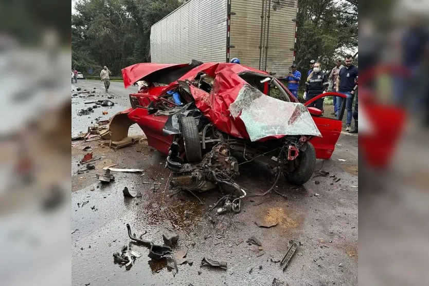 Carro fica pendurado em árvore após capotar na BR-277