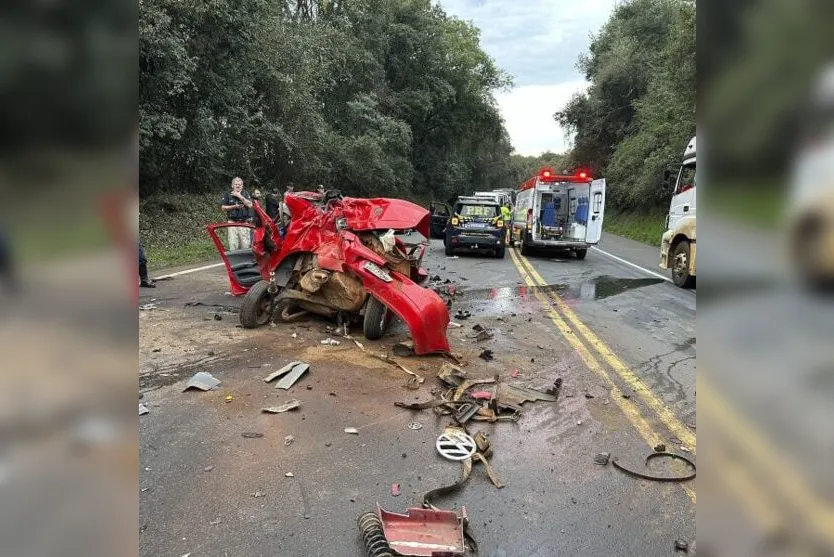 Carro fica irreconhecível após acidente na BR-277 no PR; dois morreram