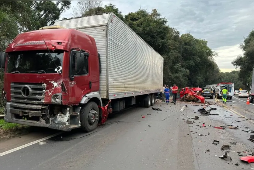 Carro fica irreconhecível após acidente na BR-277 no PR; dois morreram