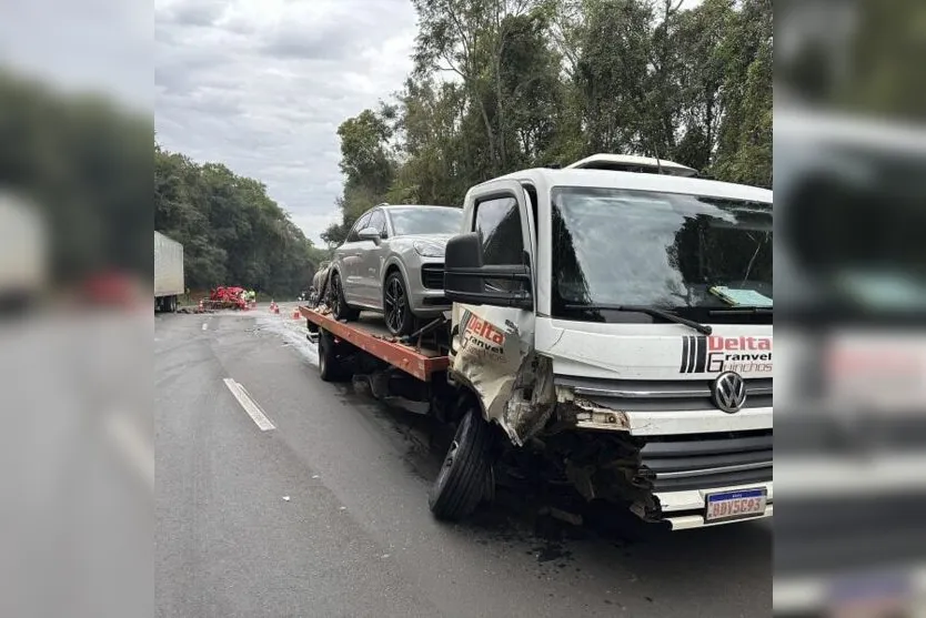 Carro fica irreconhecível após acidente na BR-277 no PR; dois morreram